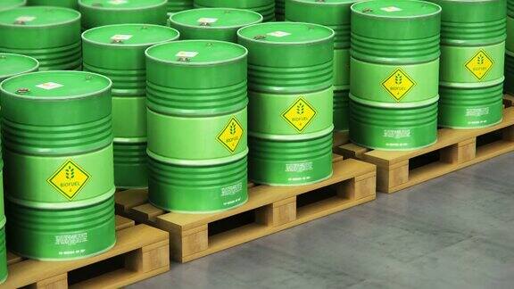 一组一排排的绿色生物燃料桶堆放在仓库里