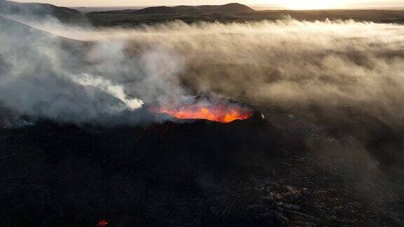 无人机拍摄的冰岛火山裂缝爆发