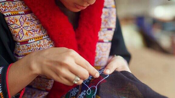 快乐的部落妇女在他的家乡缝衣服