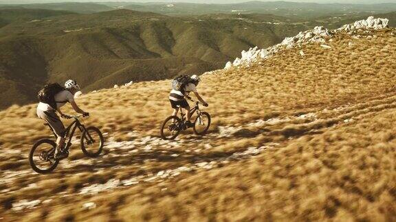 空中拍摄的山地自行车骑在高原顶部