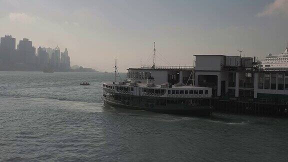 日落时分香港渡轮停泊在九龙公众码头