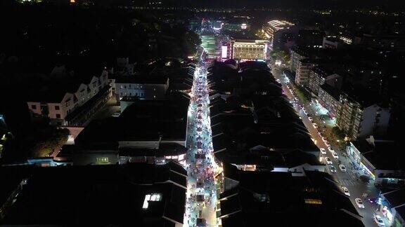 杭州市内著名的行人拥挤的街道区域夜间时间照明航拍4k中国全景图