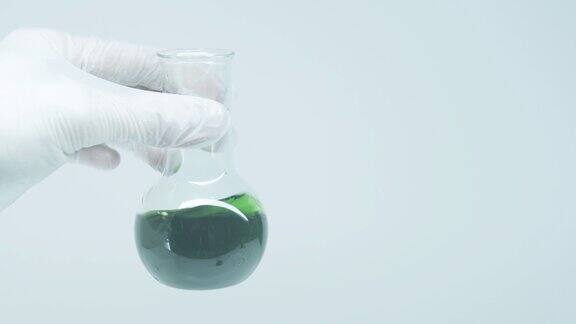 实验室烧瓶中的绿色液体