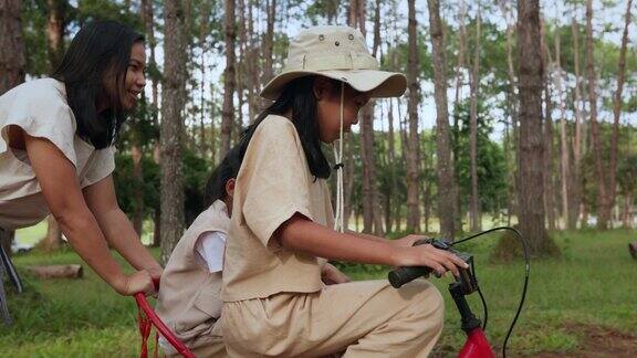 亚洲家庭骑着三轮车和货运自行车在一起