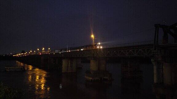 黄昏时红河上的龙边桥