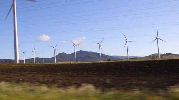 风景与风力涡轮机从汽车