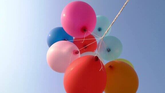 五颜六色的气球在蓝天中飞翔