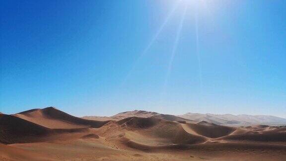 从炙热的太阳下用平底相机拍摄到纳米比亚Sossusvlei的红色沙丘