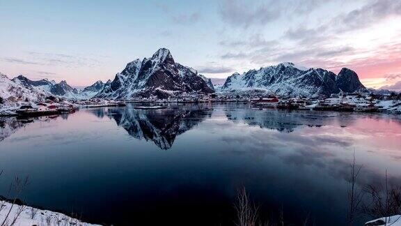 斯堪的纳维亚村庄与周围的山在冬天的早晨延时平移勒内罗浮敦群岛挪威