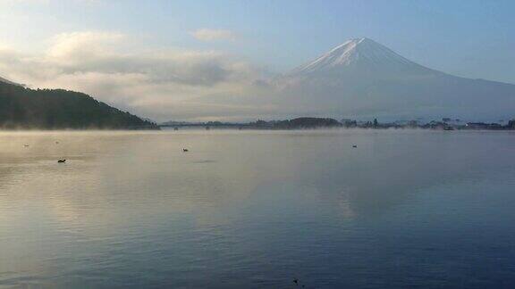 秋天的富士山和川口湖有晨雾