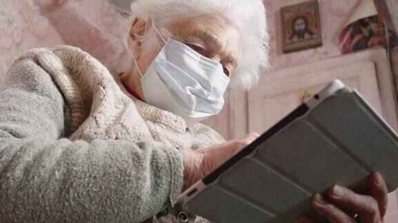 冠状病毒保护年长妇女戴口罩以避免传染病