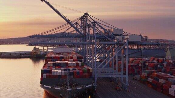 日落时分长滩港的货船-无人机拍摄