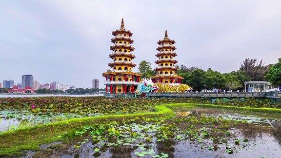 游客参观台湾高雄市龙虎塔的4k时间照片