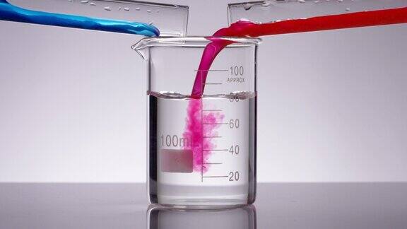 科学家将红色和蓝色液体倒入烧杯