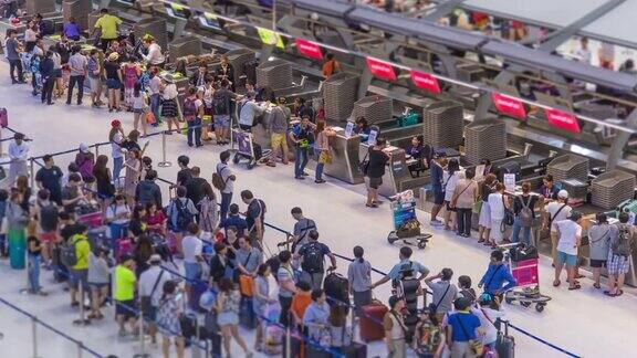 时间流逝:一群旅客在机场检票区