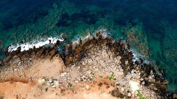 美丽的西班牙米诺卡海滩鸟瞰图美丽的风景岩石和清澈的地中海绿松石水夏日美景尽收眼底