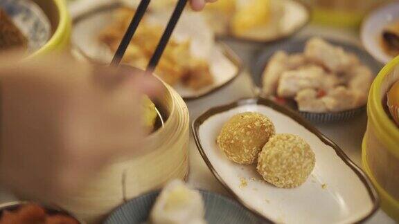 粗鲁、恶劣的餐桌礼仪用筷子打人拿起中国传统食物点心