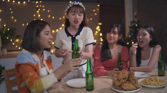亚洲人的朋友一起喝酒享受圣诞派对