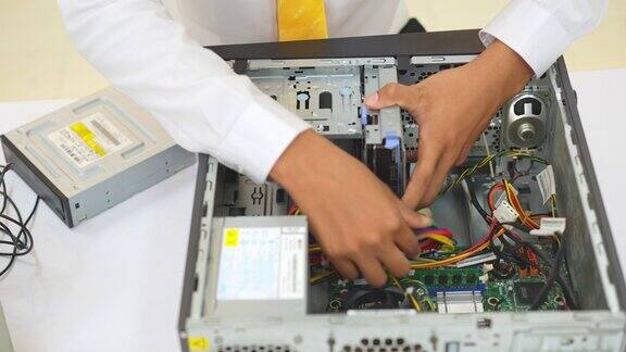 电子技师近手拆卸主板进行清洁电脑维修从单板上拆卸处理器