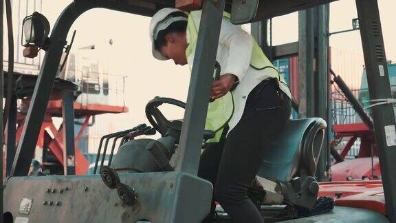 女码头工人在港口驾驶叉车