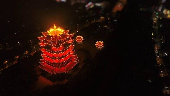 夜间照明武汉市著名的黄鹤寺空中俯瞰4k倾斜移位中国