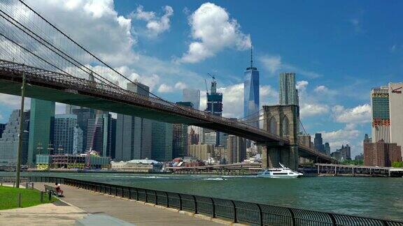 低角度的布鲁克林大桥在东河上的城市景观对天空