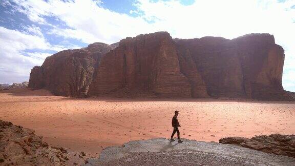 从岩石上看瓦迪拉姆沙漠的人