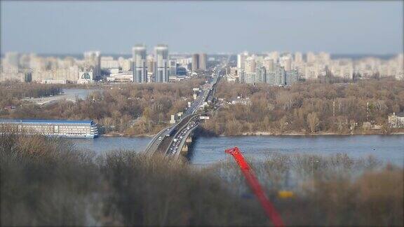 看看乌克兰首都基辅的地铁桥和左边