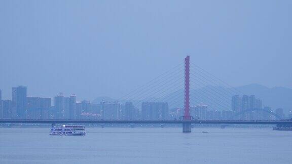 夕阳下的杭州城市全景