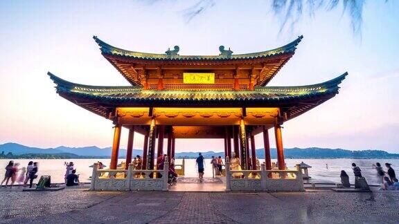 杭州西湖旁的古建筑时间从早到晚
