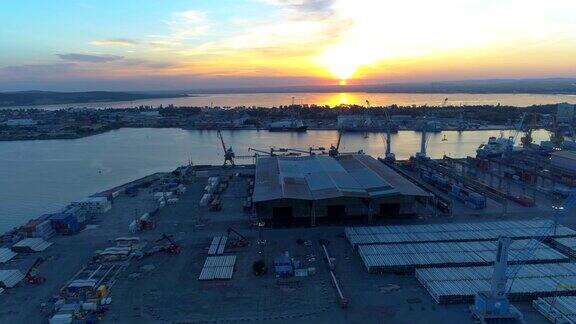 日落时分鸟瞰图无人机在布尔加斯港口上空上升