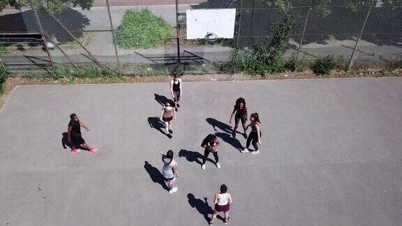 妇女们在夏天享受篮球比赛