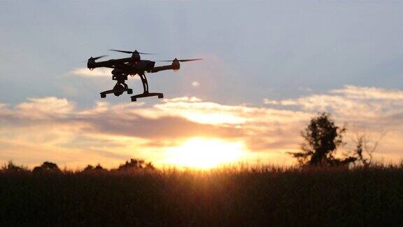 日落时分无人机在田野上空飞行