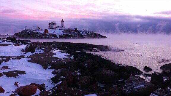 Nubble灯塔在北冰洋烟雾