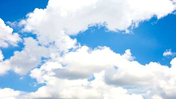 4k时间的推移移动壮观的云在蓝天
