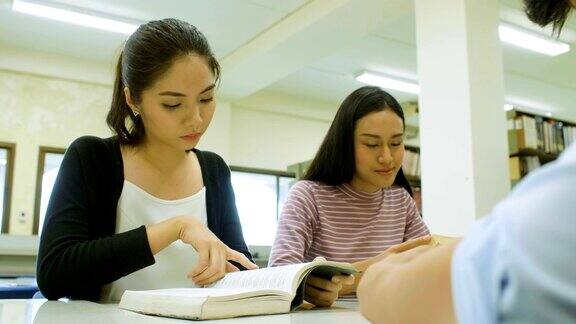 亚洲女学生集中精力看书