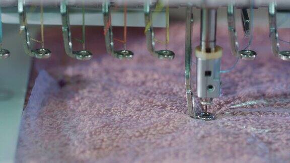 纺织业中的纺织刺绣机