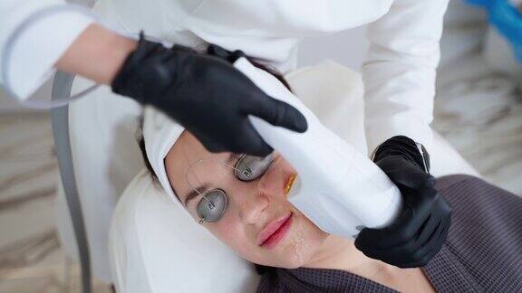 在现代美容诊所中专业美容师使用的是光疗仪