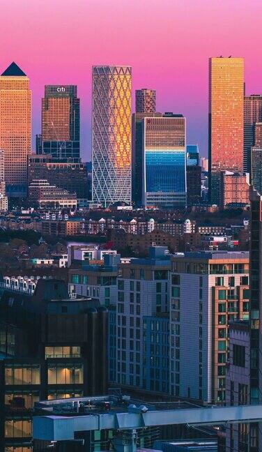 黄昏时金丝雀码头的-伦敦的金融中心