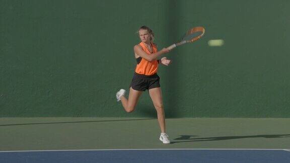 一名年轻的成年女网球运动员以慢动作回击