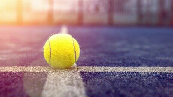 在户外蓝色球场黄色的球在球拍网后面帕德尔网球