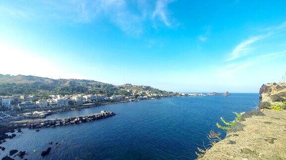 意大利西西里岛阿奇卡斯特洛的岩石地中海海岸线