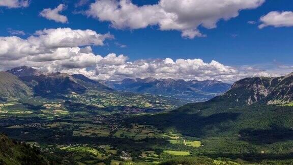 夏季的Champsaur山谷与过往的云(延时)上阿尔卑斯埃克林斯国家公园阿尔卑斯法国