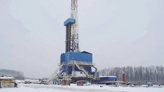 冬季油气钻井平台石油钻机作业在石油和天然气行业的石油平台上油田钻机为钻入地下以采油侧观