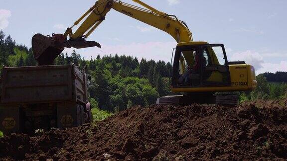 挖掘机正在现场挖掘