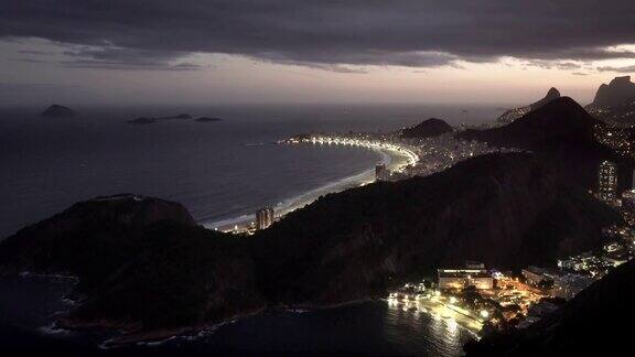 夜间拍摄的科帕卡巴纳海滩从面包山在里约热内卢