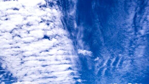 蓝蓝的天空上有宁静的云朵时间流逝