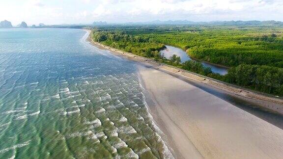 鸟瞰图拍摄热带海滩海与长尾船在泰国南部