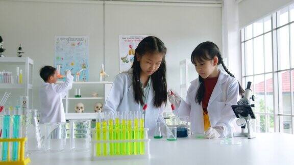 小学生科学实验学校化学实验室的STEM教育