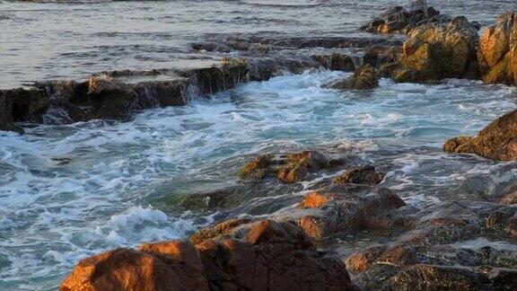 4k电影《越南宁顺NuiChua国家公园美妙的海景》日出时海浪拍打巨石在HangRai令人惊叹的坠落越南海滩令人惊叹的风景绝佳的旅游胜地
